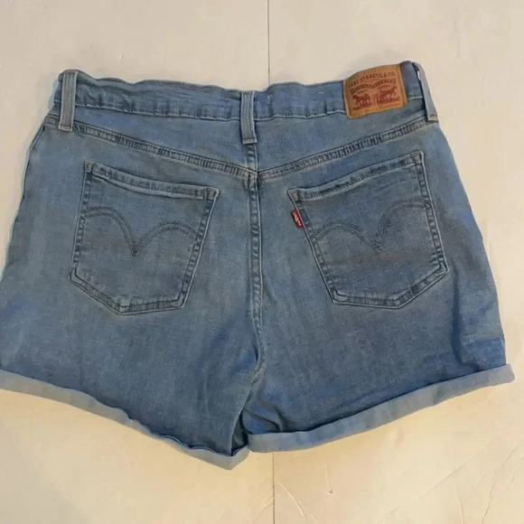 Levi’s mid length jean shorts Cuffed Light to medium wash Women’s size 30 - Picture 4 of 12
